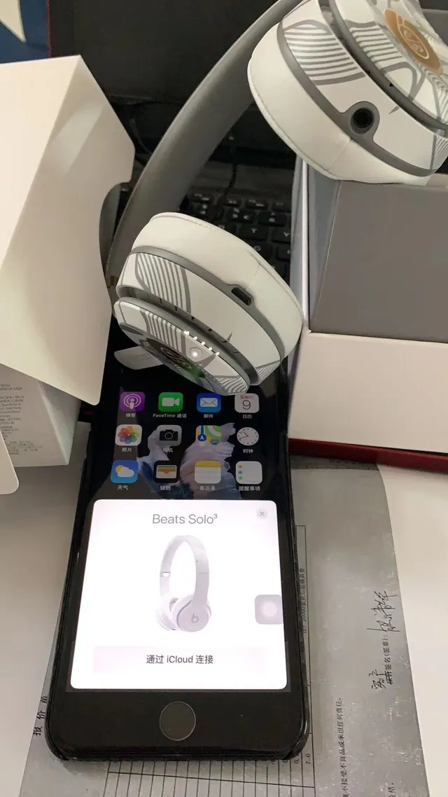 Beats Solo³ Wireless إصدار خاص لعيد رأس السنة سماعات فوق الأذن 5