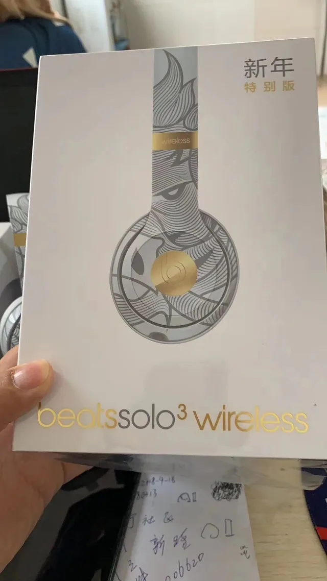 Beats Solo³ Wireless إصدار خاص لعيد رأس السنة سماعات فوق الأذن 7