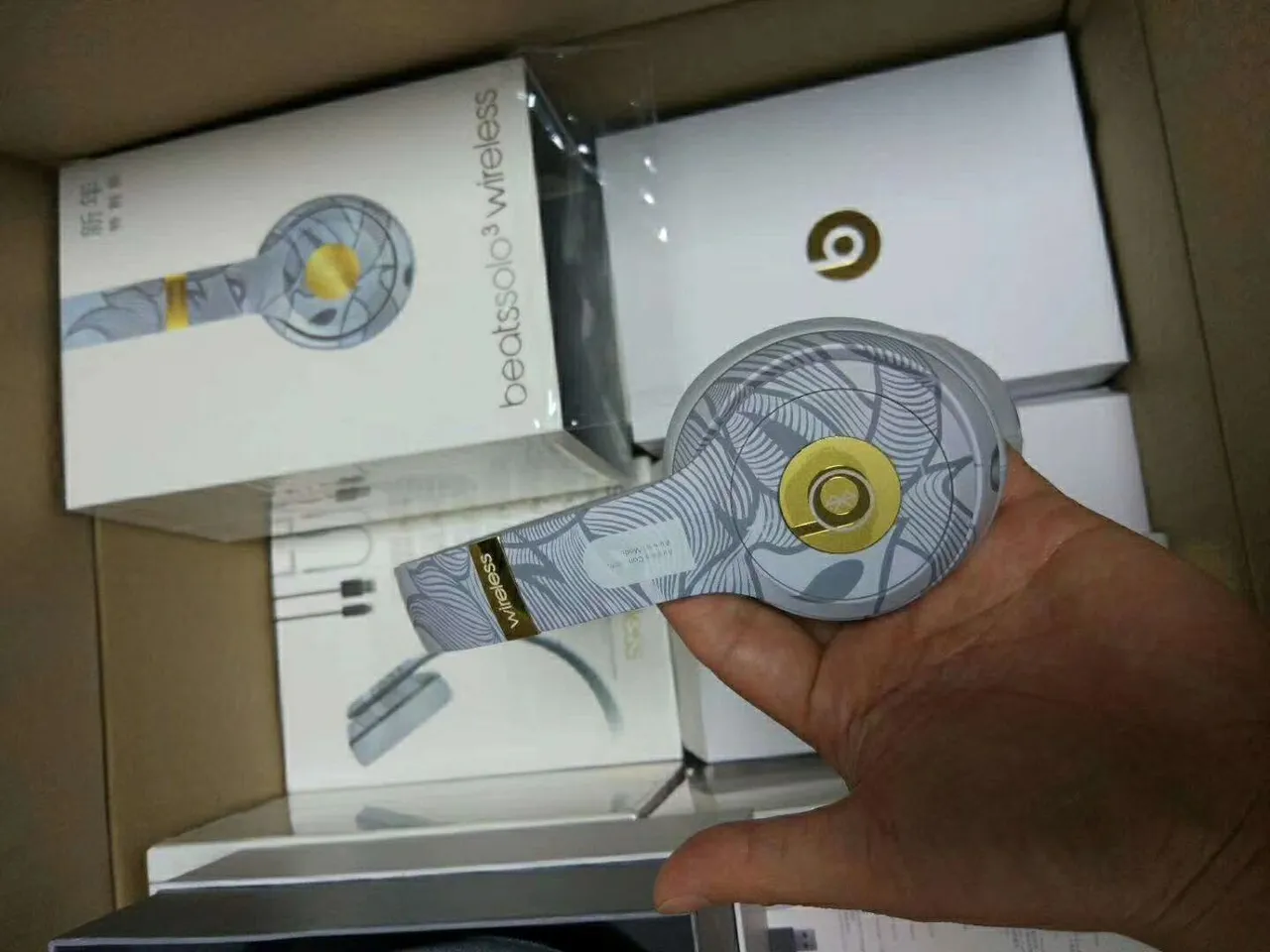 Beats Solo³ Wireless إصدار خاص لعيد رأس السنة سماعات فوق الأذن 15