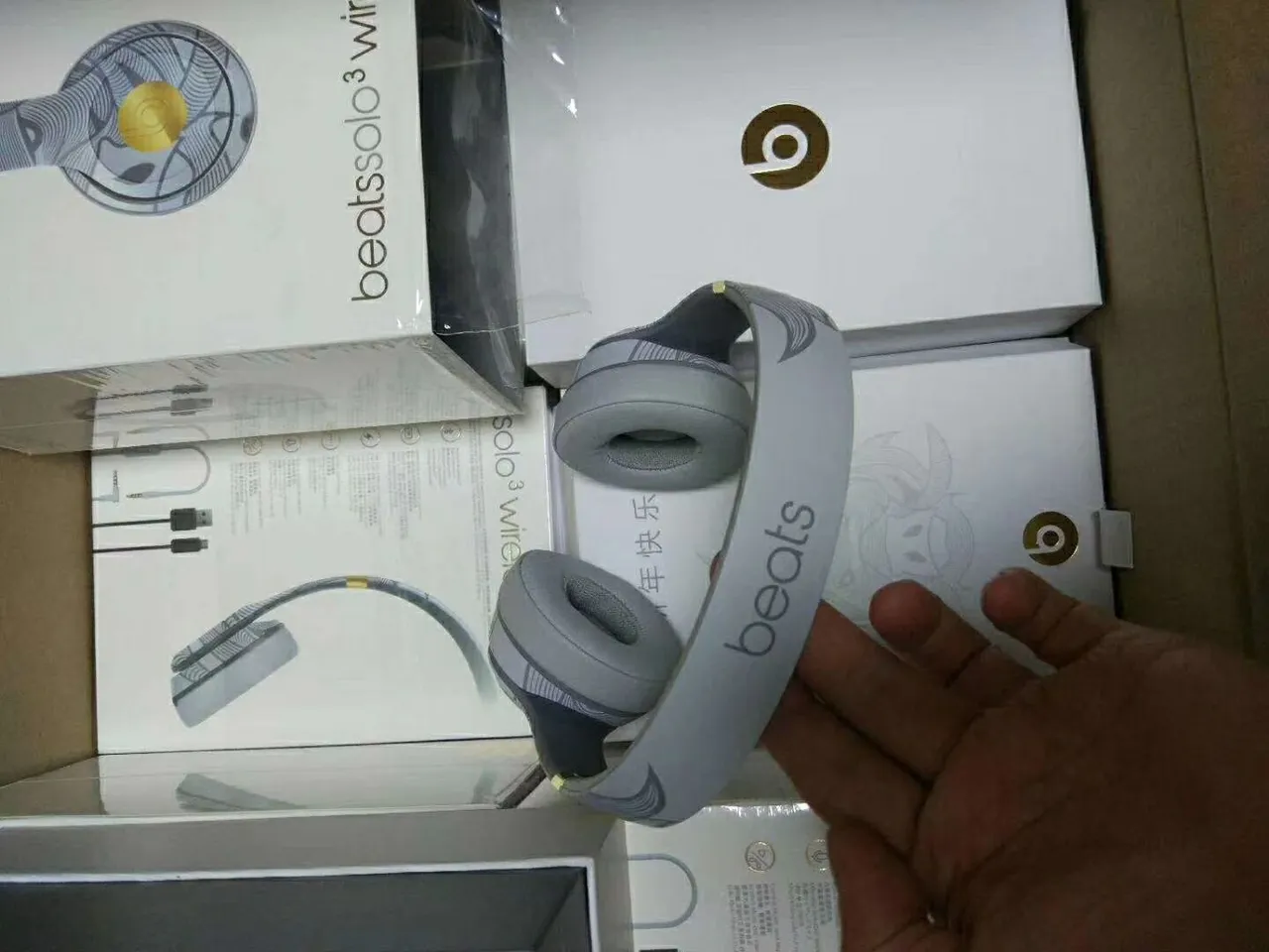 Beats Solo³ Wireless إصدار خاص لعيد رأس السنة سماعات فوق الأذن 16