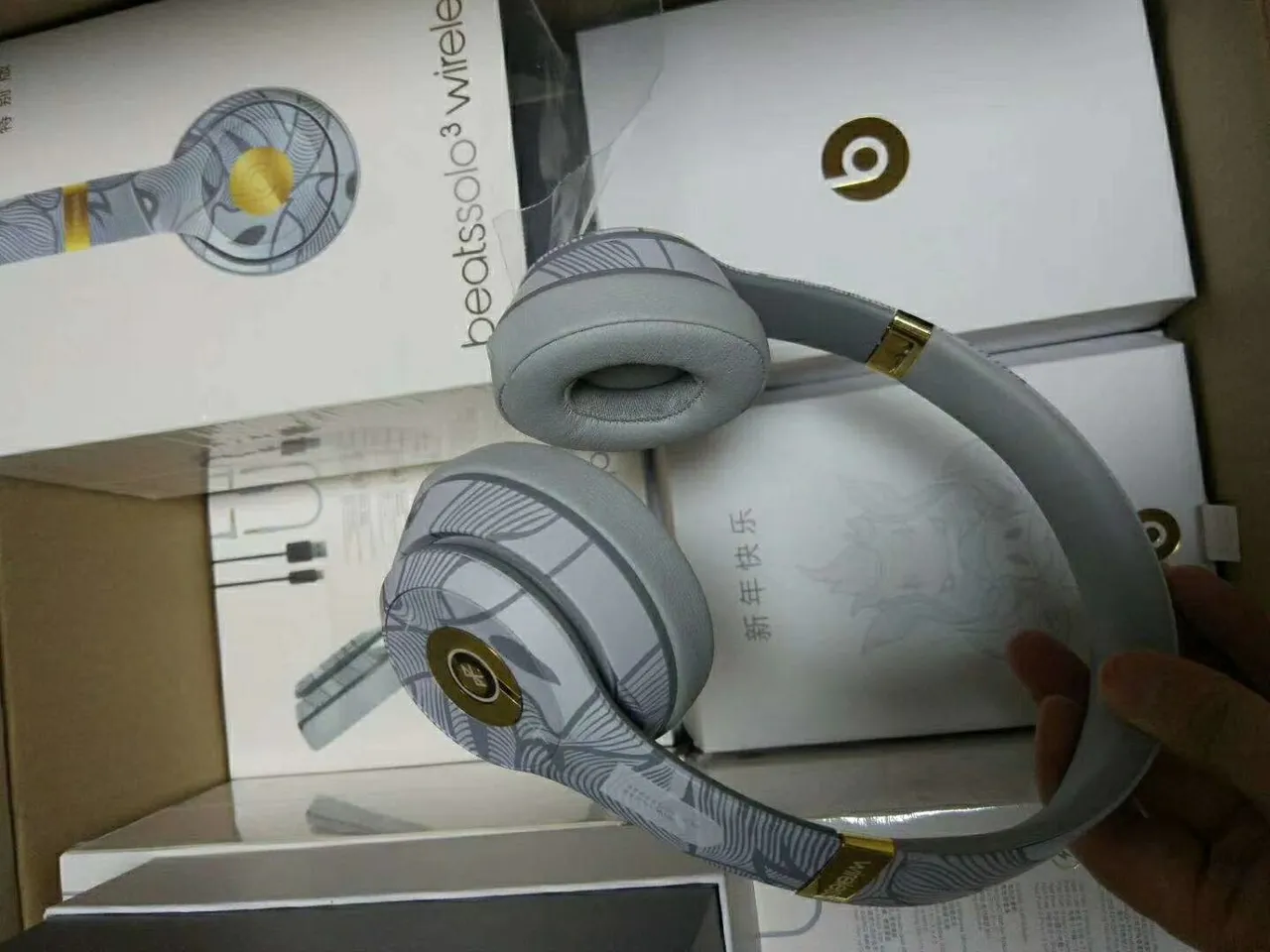 Beats Solo³ Wireless إصدار خاص لعيد رأس السنة سماعات فوق الأذن 18