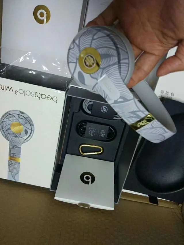 Beats Solo³ Wireless إصدار خاص لعيد رأس السنة سماعات فوق الأذن 19