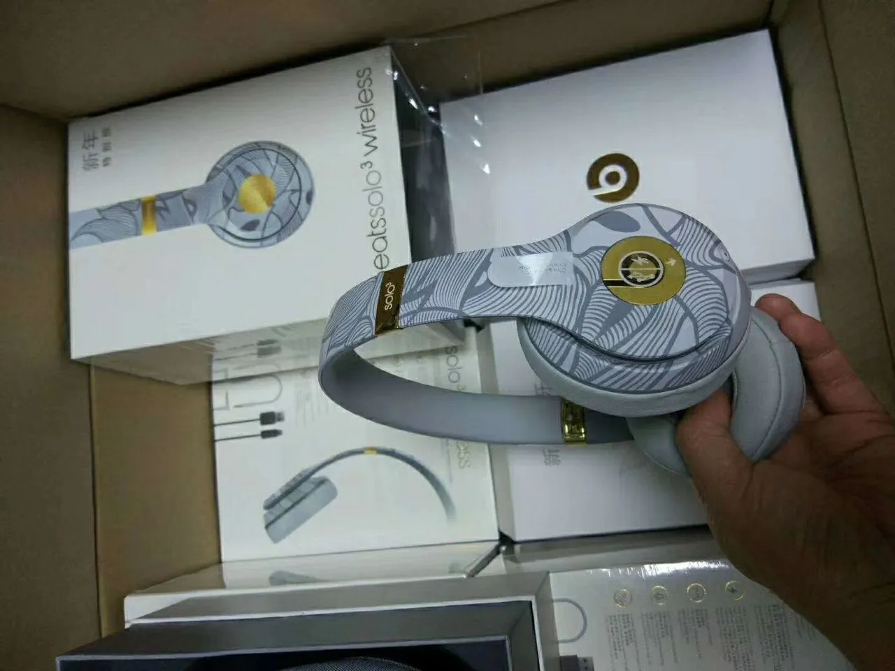 Beats Solo³ Wireless إصدار خاص لعيد رأس السنة سماعات فوق الأذن 20