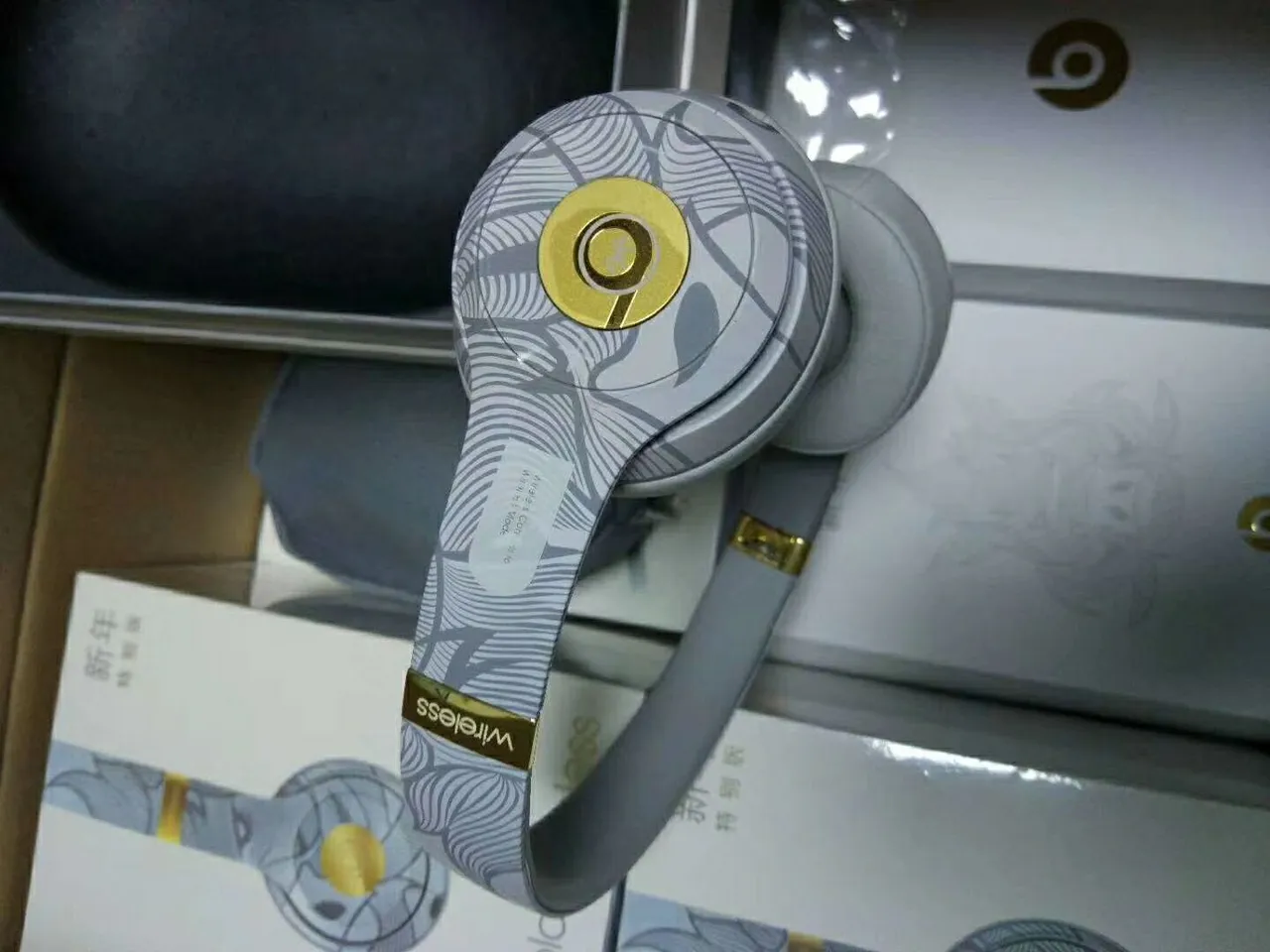 Beats Solo³ Wireless إصدار خاص لعيد رأس السنة سماعات فوق الأذن 21