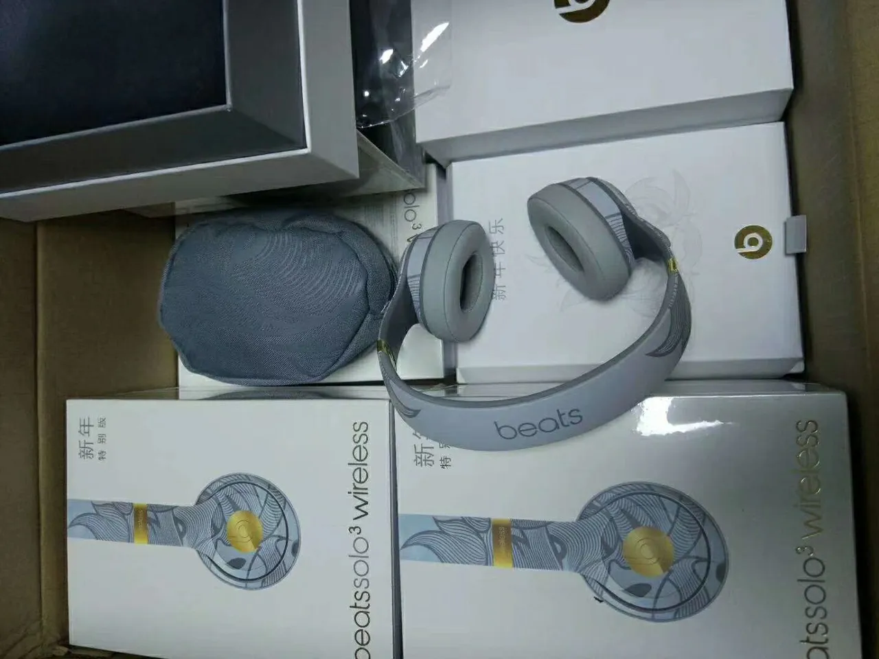 Beats Solo³ Wireless إصدار خاص لعيد رأس السنة سماعات فوق الأذن 22