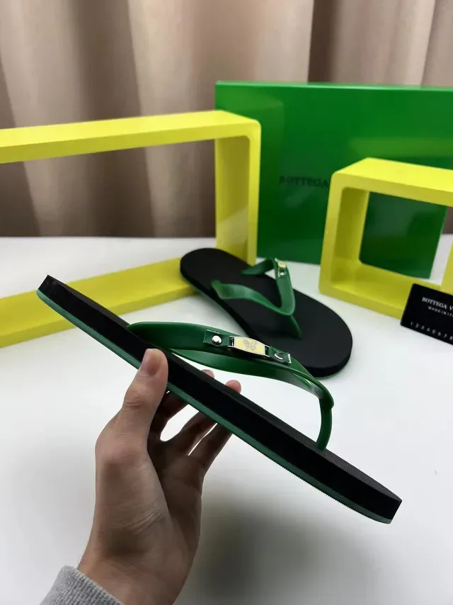 Bottega Veneta Alça Verde Sola Preta Chinelos 7