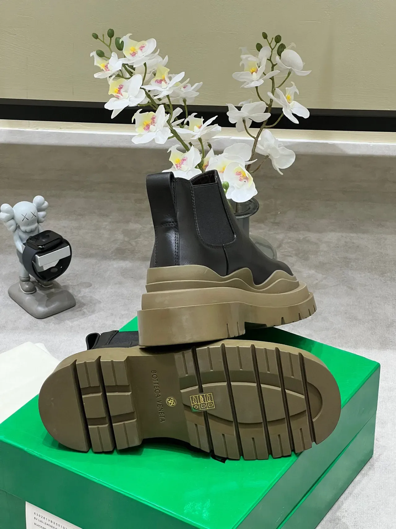 Bottega Veneta Le Cagole Bottines Chelsea en cuir noir 2