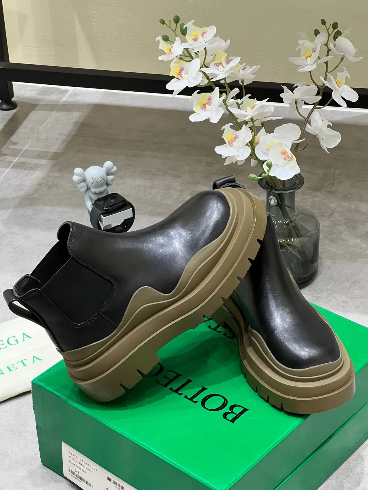 Bottega Veneta Le Cagole Bottines Chelsea en cuir noir 3