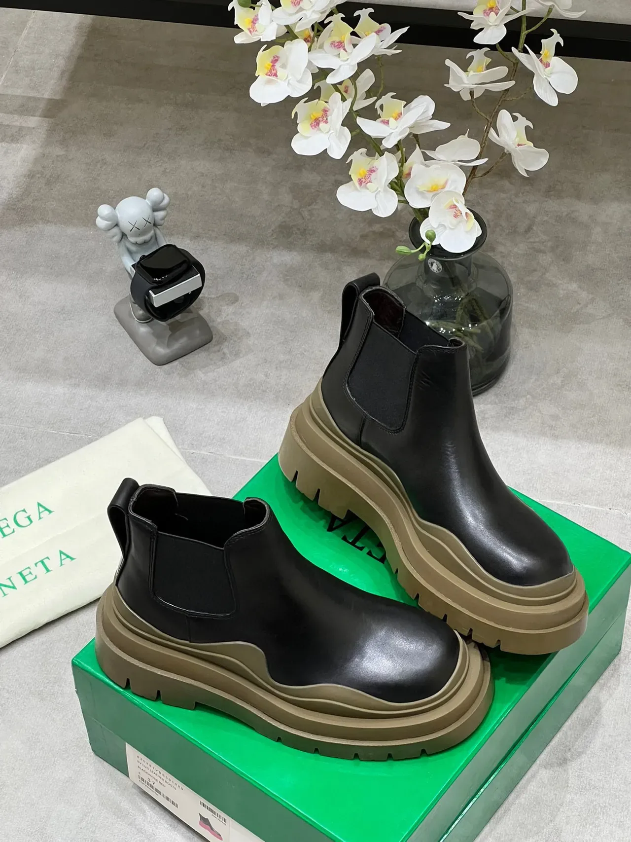 Bottega Veneta Le Cagole Bottines Chelsea en cuir noir 4