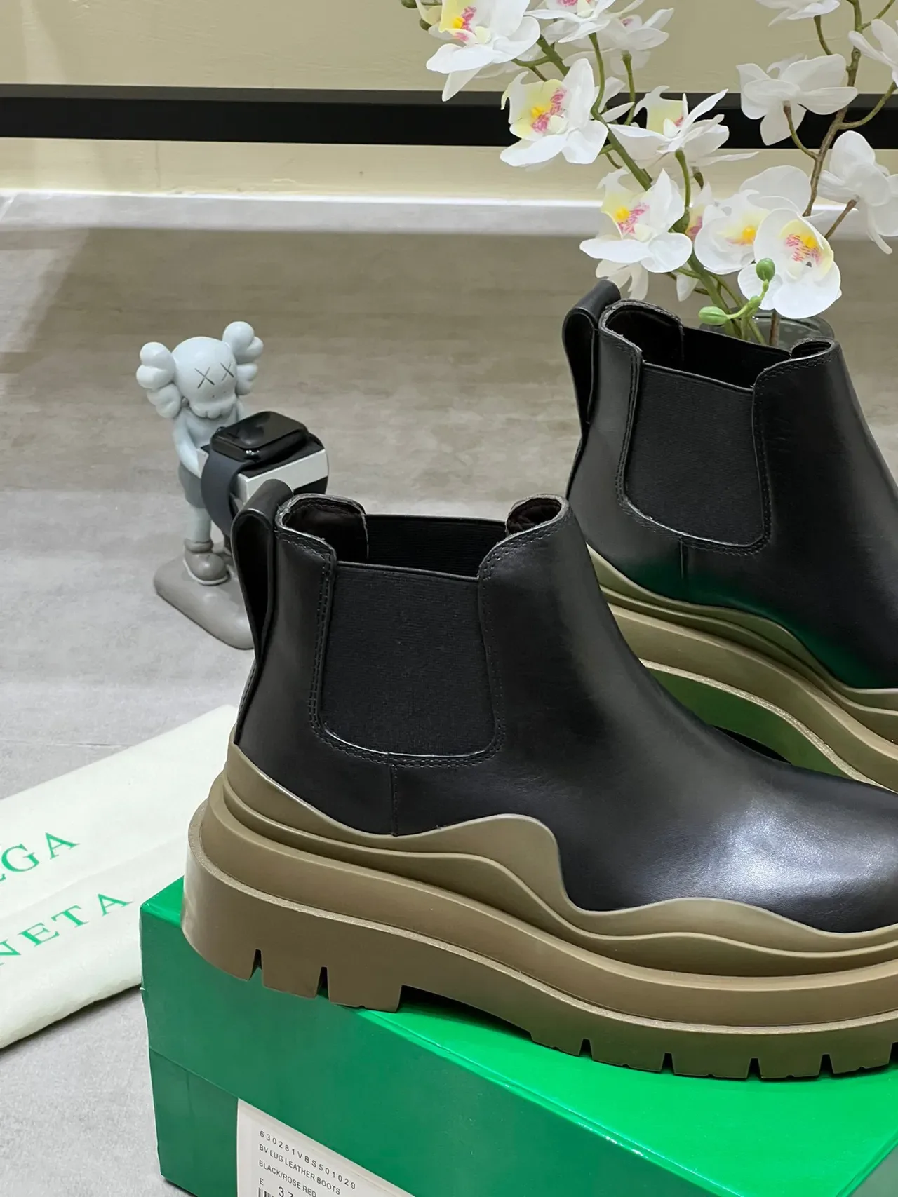 Bottega Veneta Le Cagole Bottines Chelsea en cuir noir 5