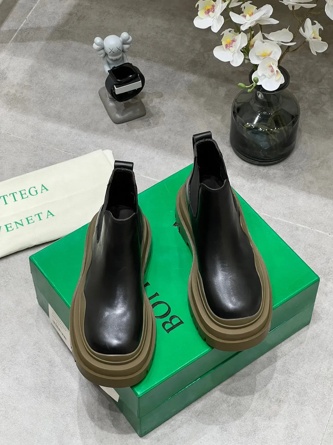 Bottega Veneta Le Cagole Bottines Chelsea en cuir noir 6
