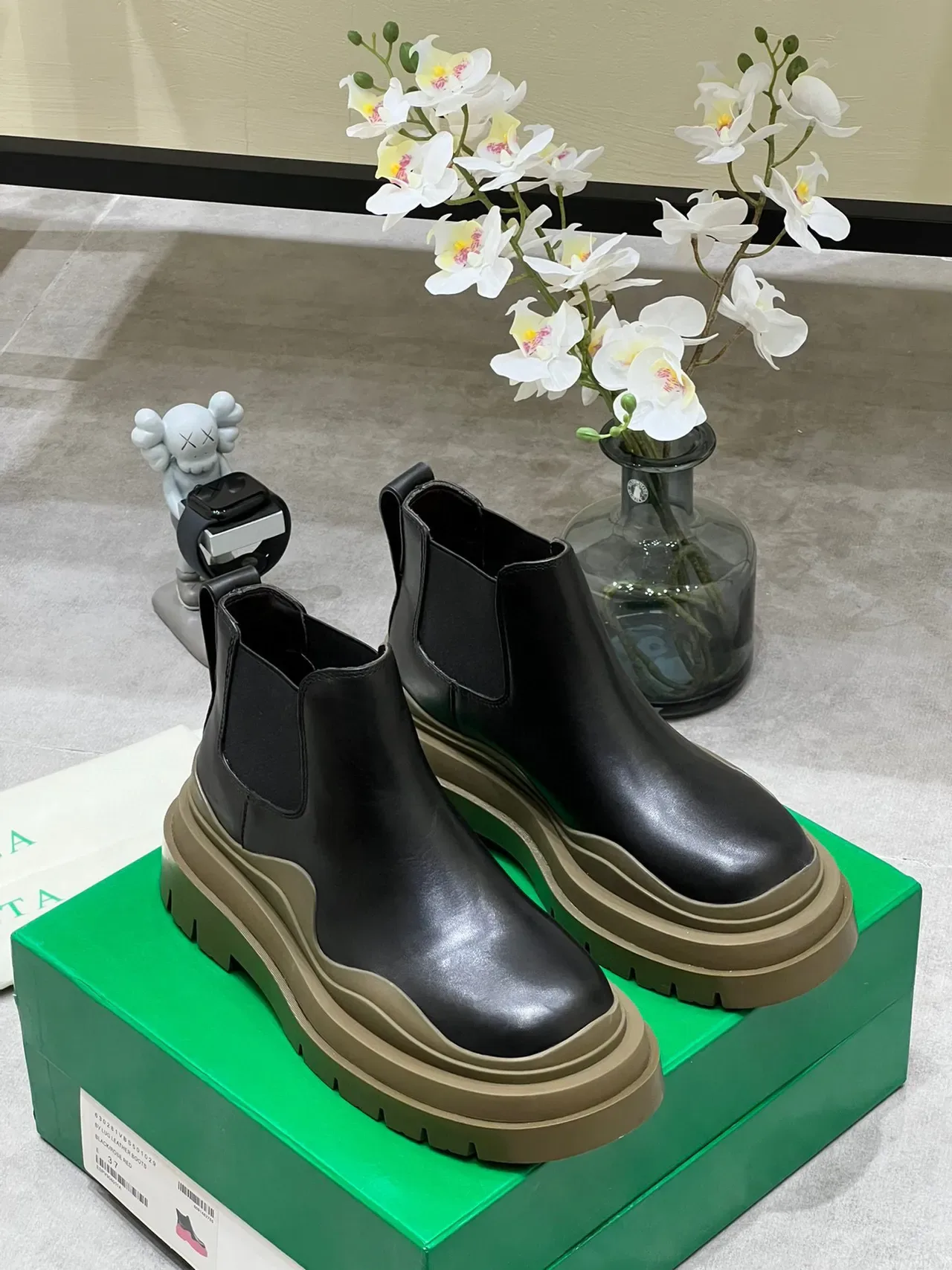 Bottega Veneta Le Cagole Bottines Chelsea en cuir noir 7
