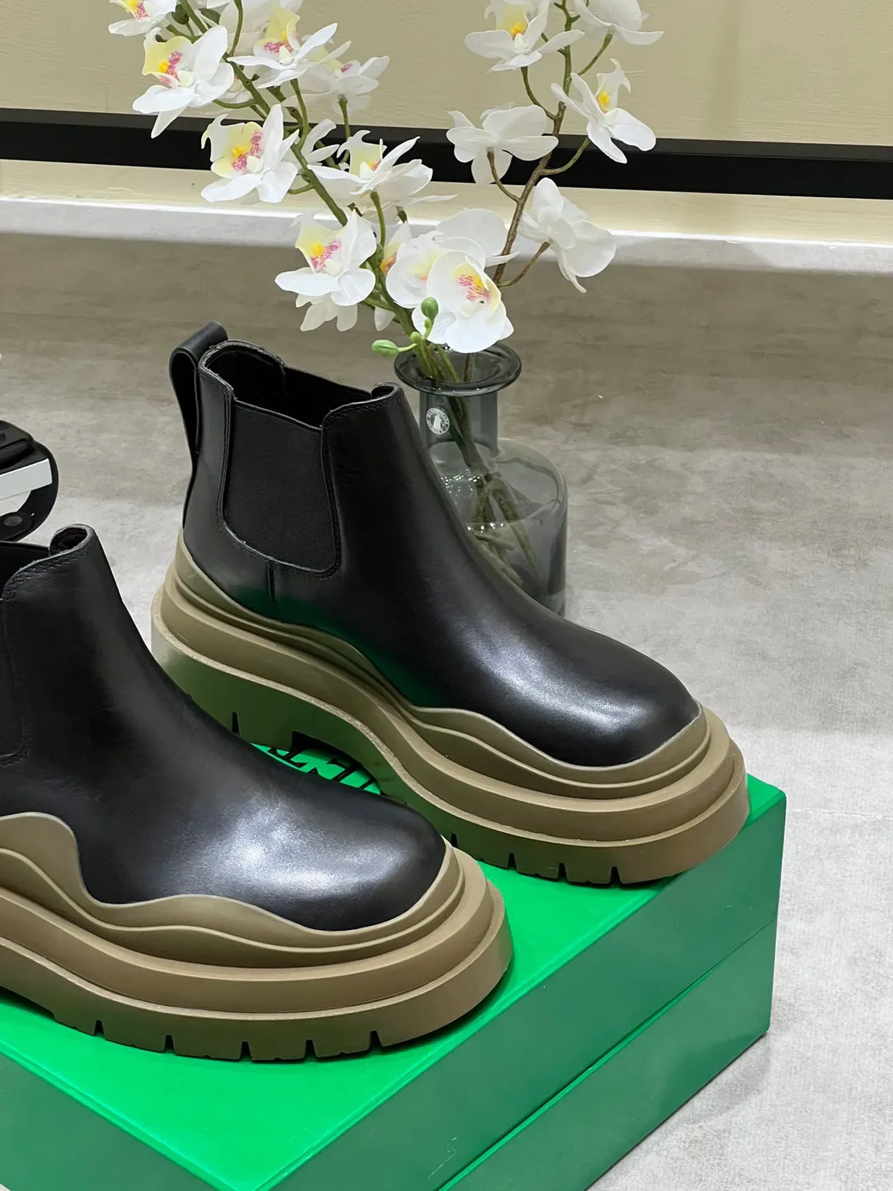 Bottega Veneta Le Cagole Bottines Chelsea en cuir noir 8