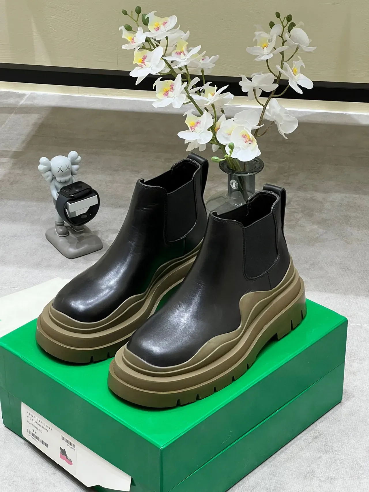 Bottega Veneta Le Cagole Bottines Chelsea en cuir noir 9