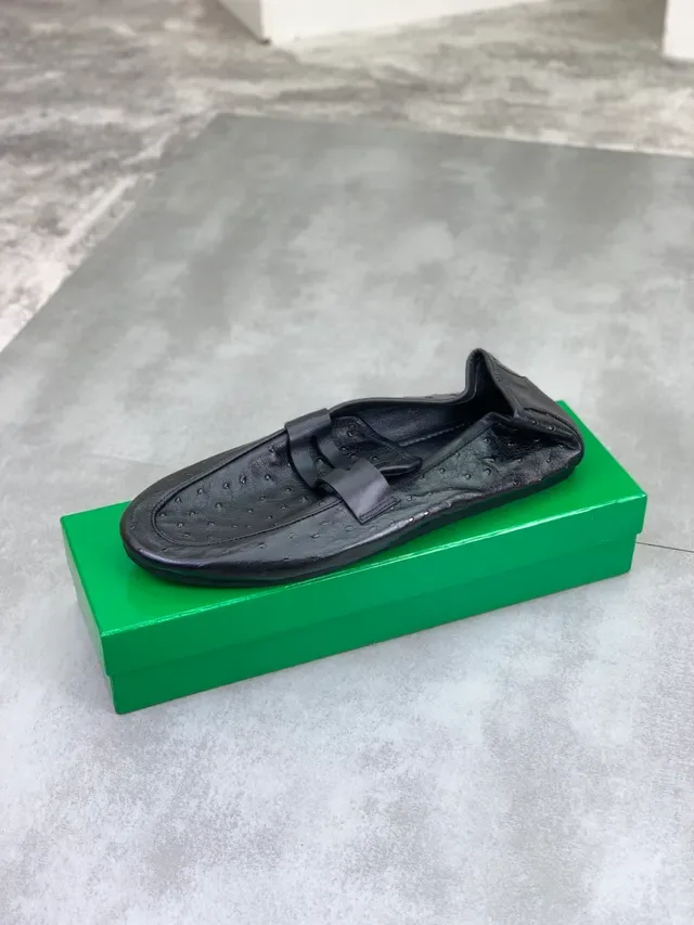 Bottega Veneta Mocassim Preto Couro Avestruz Embossado Slip-On 4