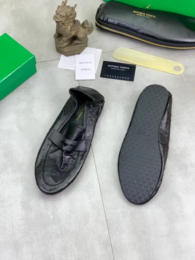 Bottega Veneta Mocassim Preto Couro Avestruz Embossado Slip-On 5