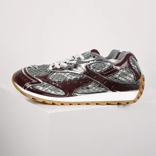 Bottega Veneta Runner बर्गंडी पेटेंट और सिल्वर मेश लाइफस्टाइल स्नीकर