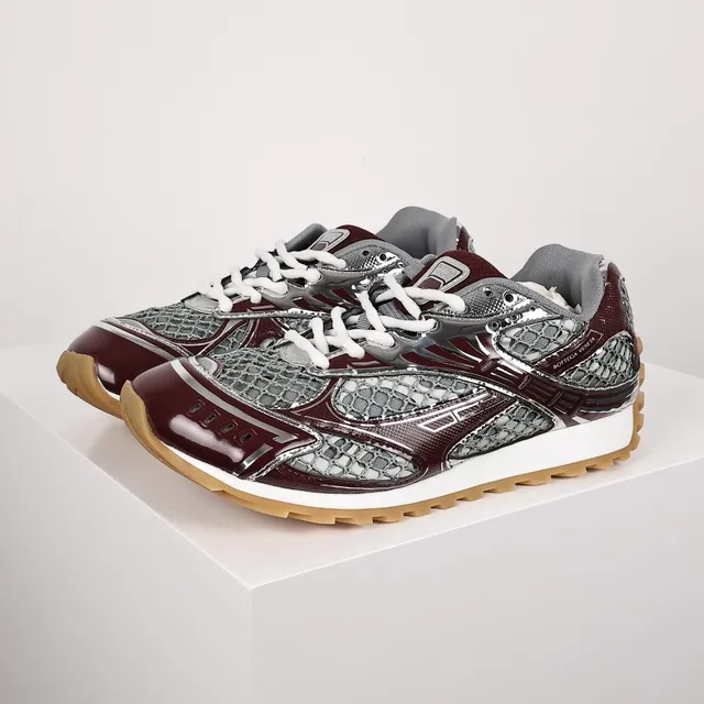 Bottega Veneta Runner sneakers lifestyle cuir patent bordeaux et maille argentée 2
