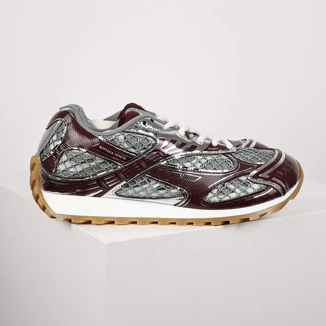 Bottega Veneta Runner sneakers lifestyle cuir patent bordeaux et maille argentée 3