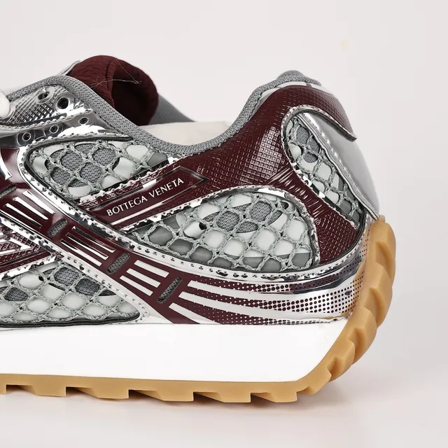 Bottega Veneta Runner sneakers lifestyle cuir patent bordeaux et maille argentée 4