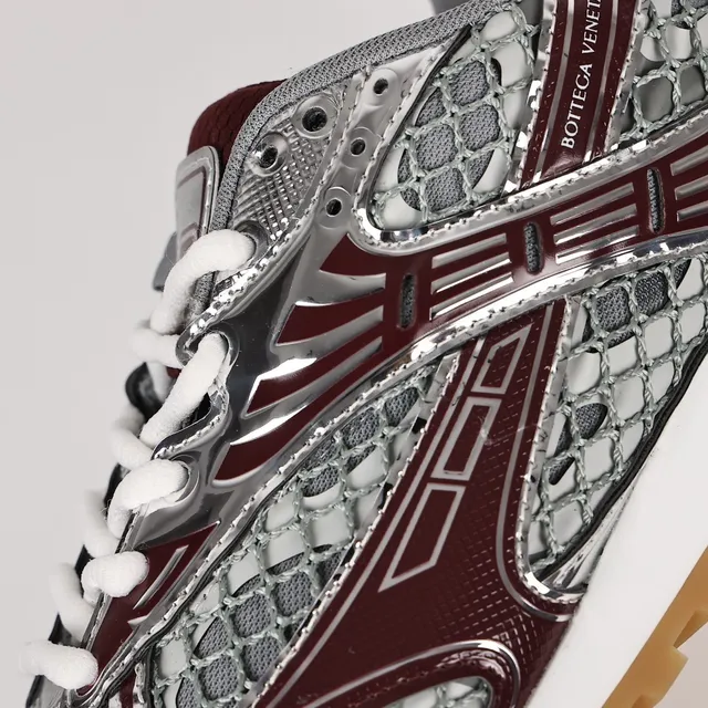 Bottega Veneta Runner sneakers lifestyle cuir patent bordeaux et maille argentée 6