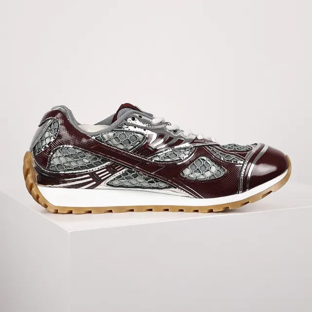Bottega Veneta Runner sneakers lifestyle cuir patent bordeaux et maille argentée 7