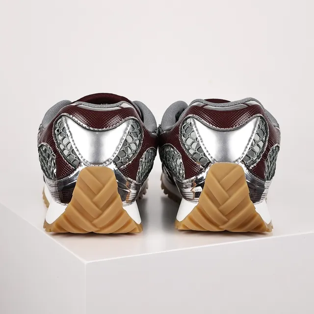 Bottega Veneta Runner sneakers lifestyle cuir patent bordeaux et maille argentée 8