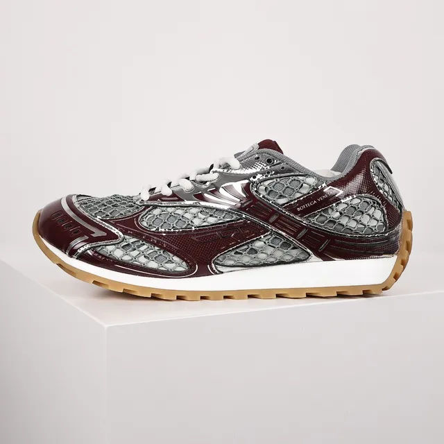 Bottega Veneta Runner sneakers lifestyle cuir patent bordeaux et maille argentée 9