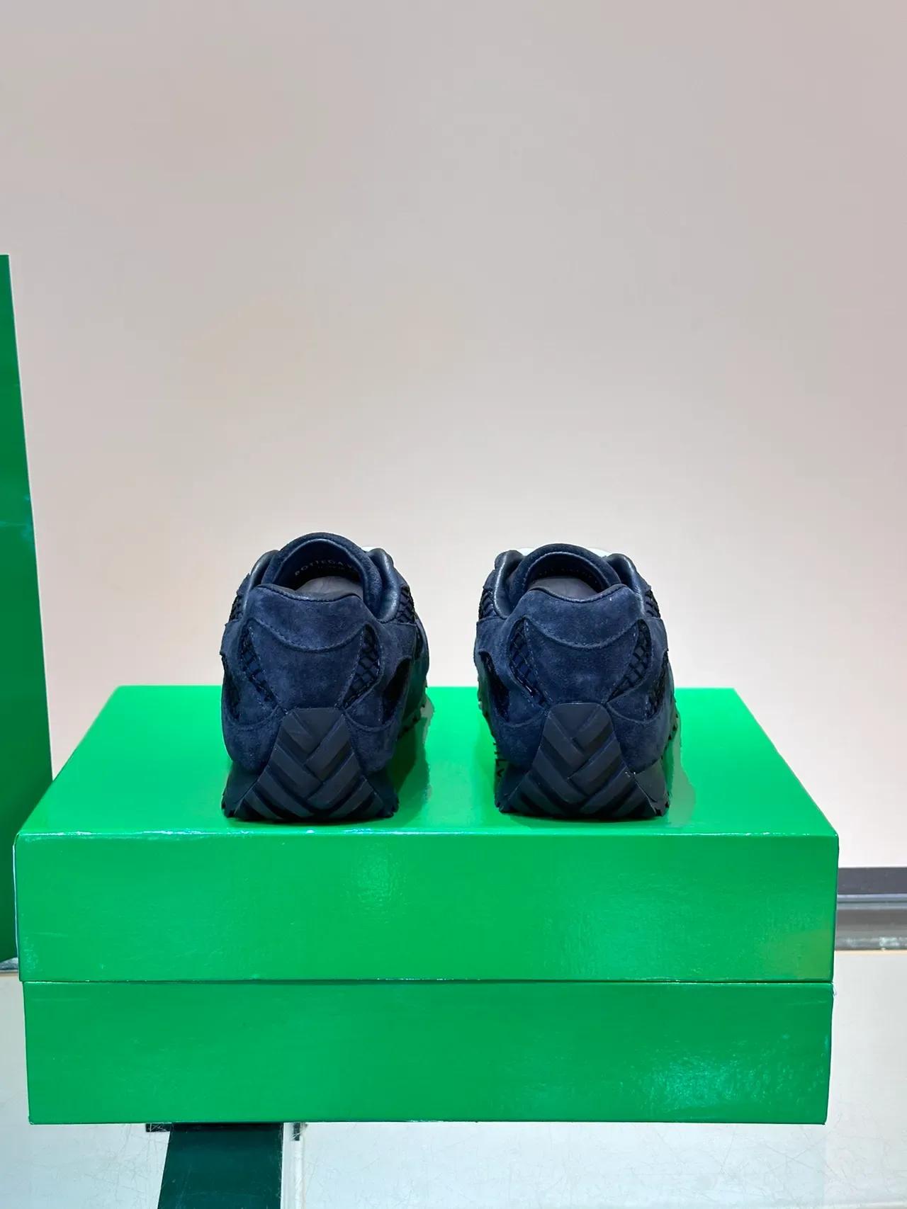 Bottega Veneta Track Trainer أحذية رياضية بحرية سويد منسوجة شبكة نمط حياة 3