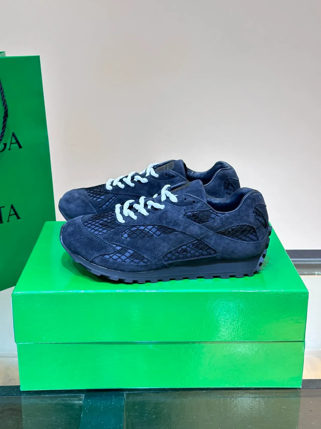 Bottega Veneta Track Trainer أحذية رياضية بحرية سويد منسوجة شبكة نمط حياة 5
