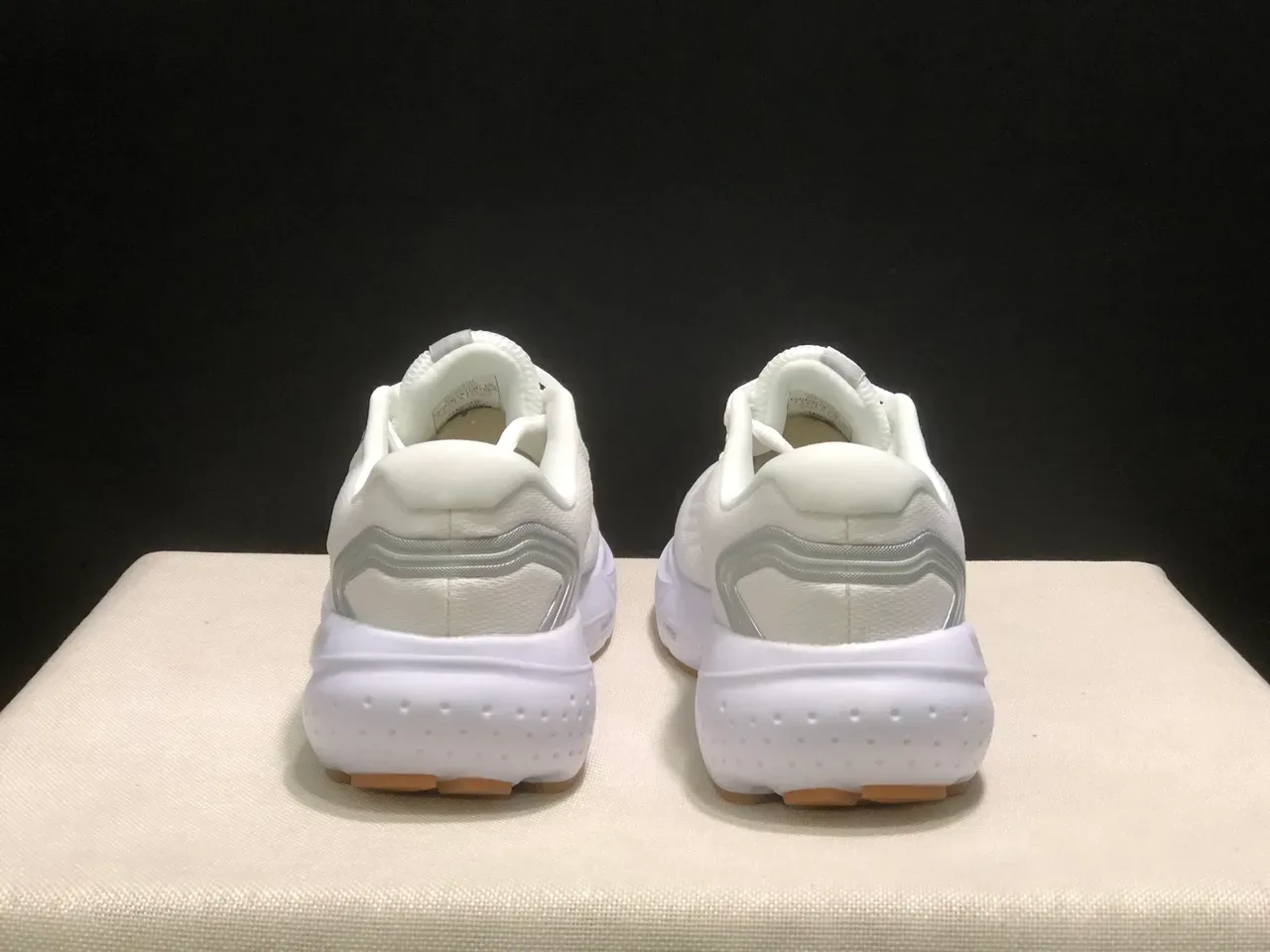 Brooks Glycerin Chaussures de course blanches et gomme 4