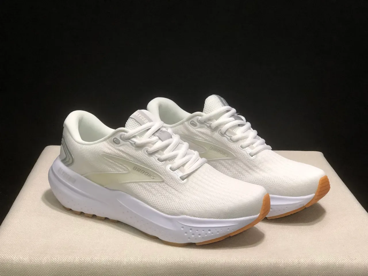 Brooks Glycerin Chaussures de course blanches et gomme 6