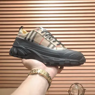 Burberry বেইজ কালো চাঙ্কি সোল হাউস চেক উপর লাইফস্টাইল স্নিকার