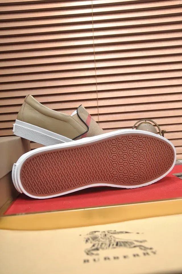 Burberry Tênis Lifestyle Bege Marrom Slip-On Padrão Xadrez 2