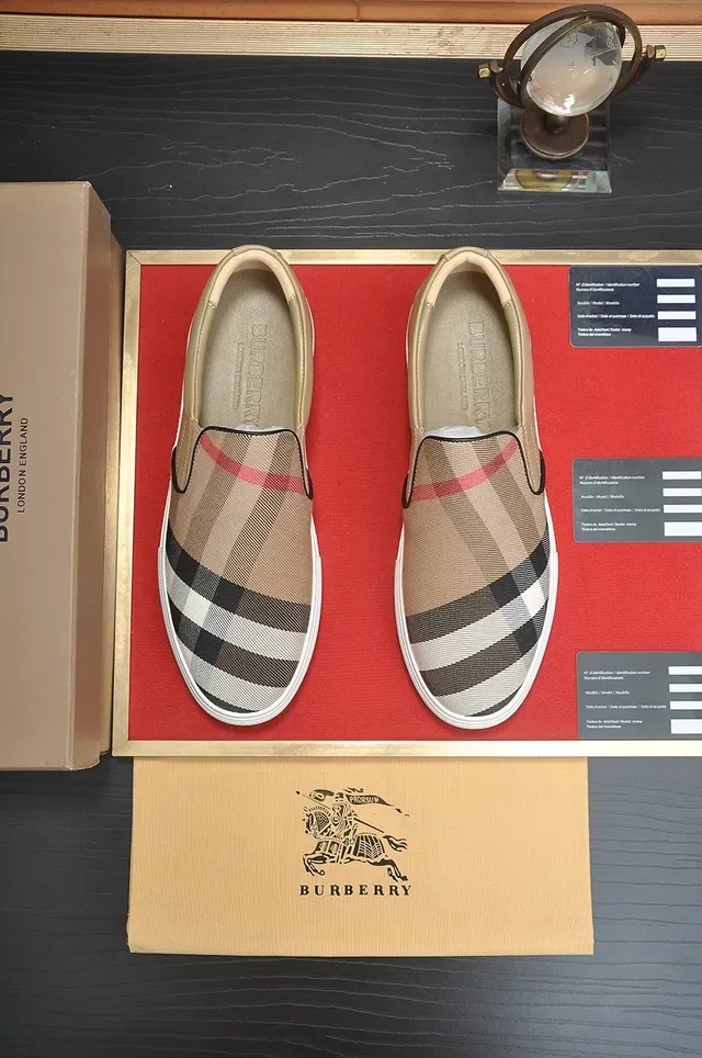 Burberry Tênis Lifestyle Bege Marrom Slip-On Padrão Xadrez 3