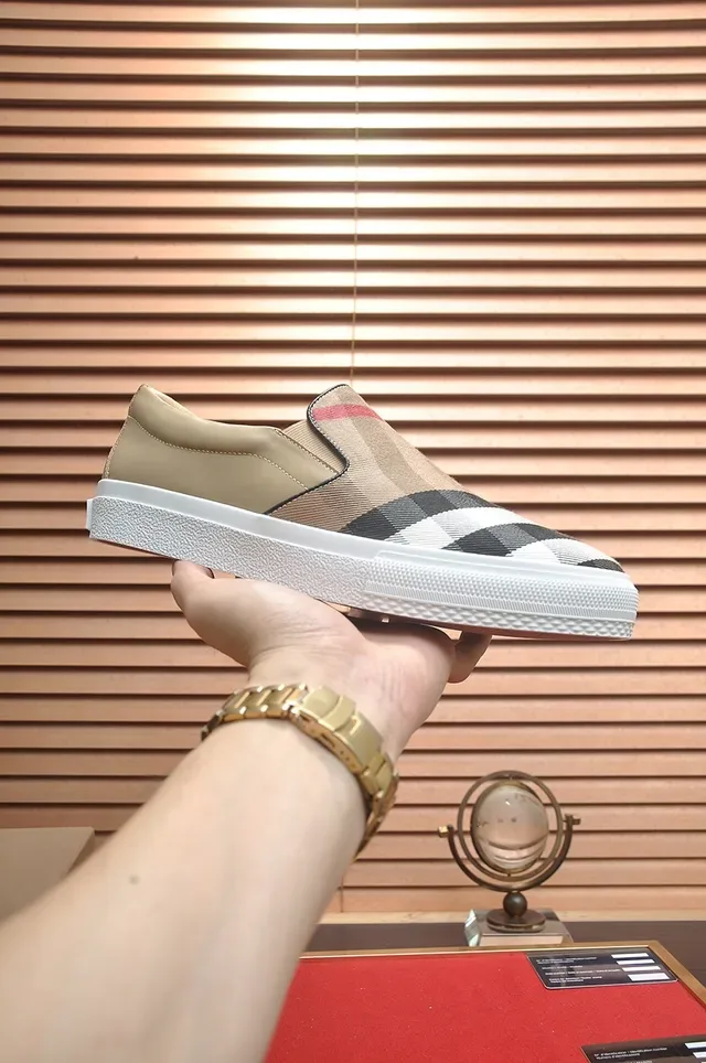 Burberry Tênis Lifestyle Bege Marrom Slip-On Padrão Xadrez 4