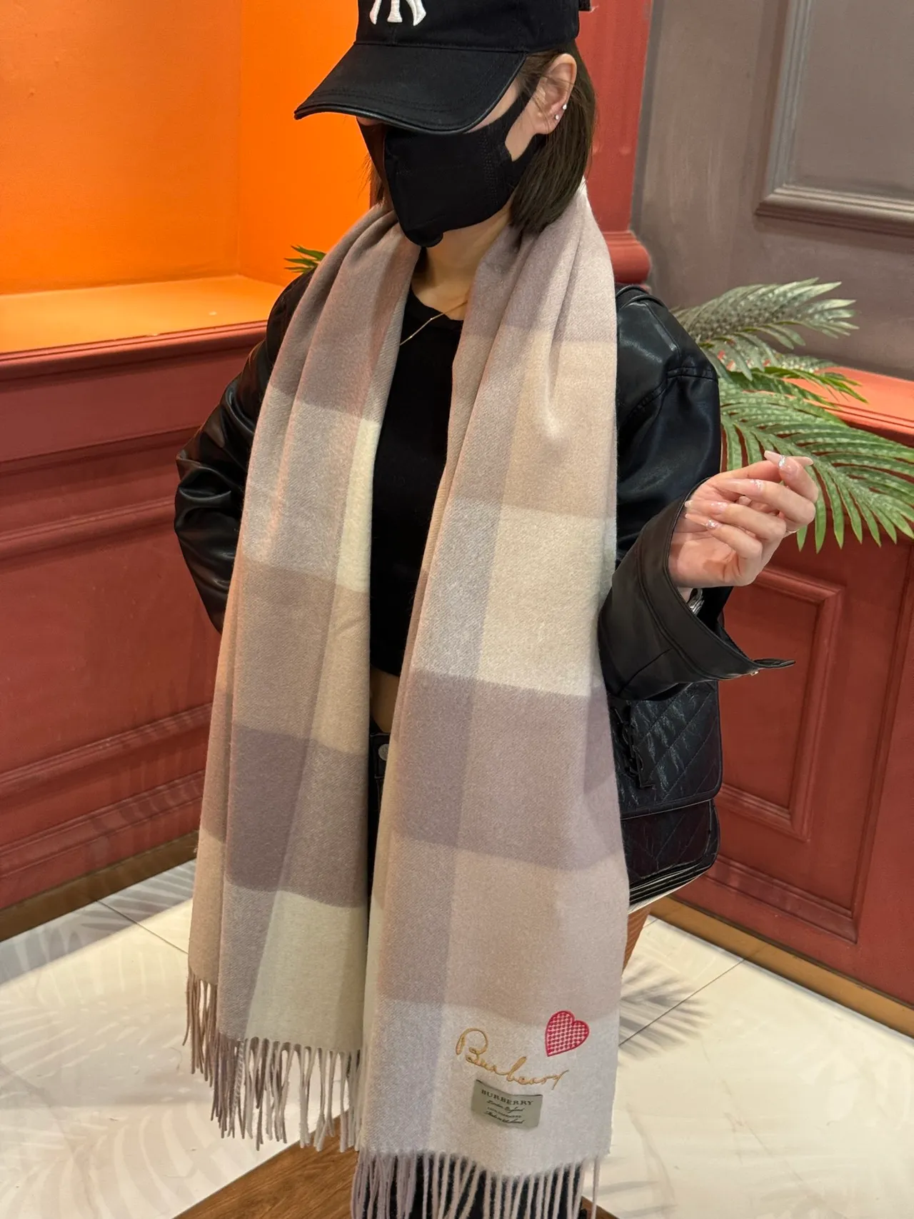 Burberry Écharpe Cachemire Beige Gris Motif à Carreaux Classique Brodé Logo 3