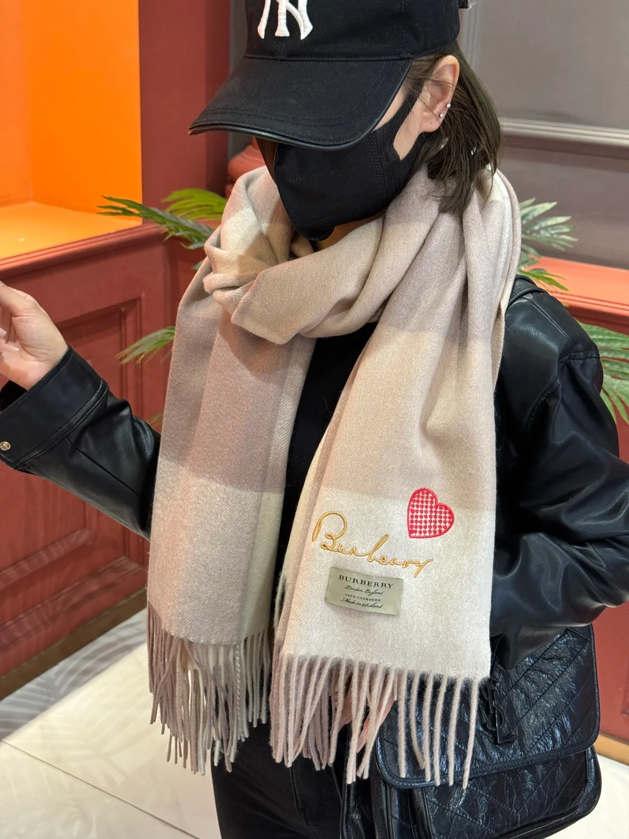 Burberry Écharpe Cachemire Beige Gris Motif à Carreaux Classique Brodé Logo 4