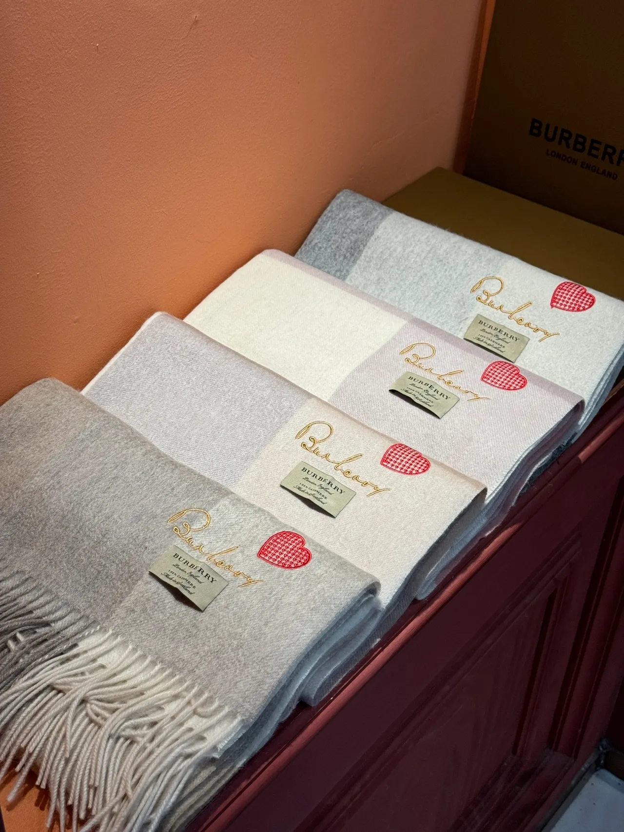 Burberry Écharpe Cachemire Beige Gris Motif à Carreaux Classique Brodé Logo 5