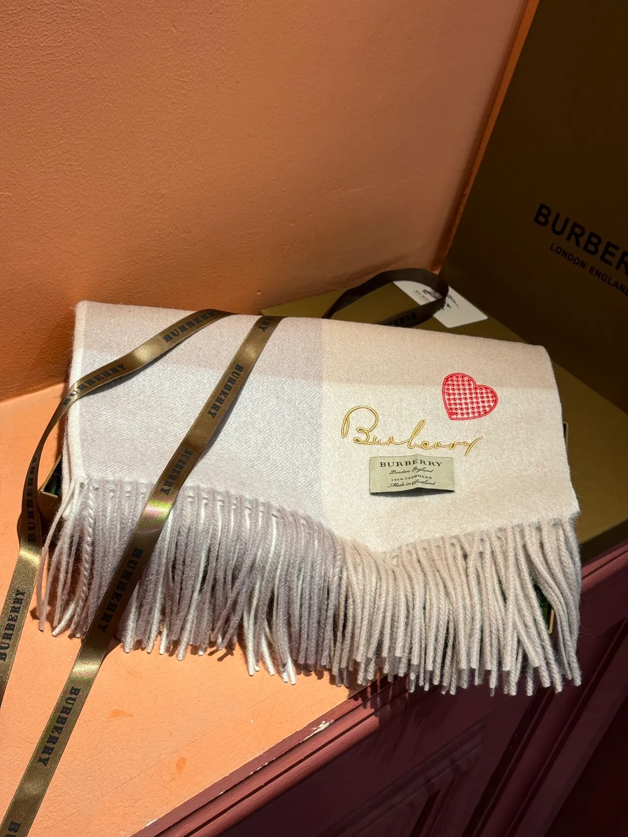 Burberry Écharpe Cachemire Beige Gris Motif à Carreaux Classique Brodé Logo 6