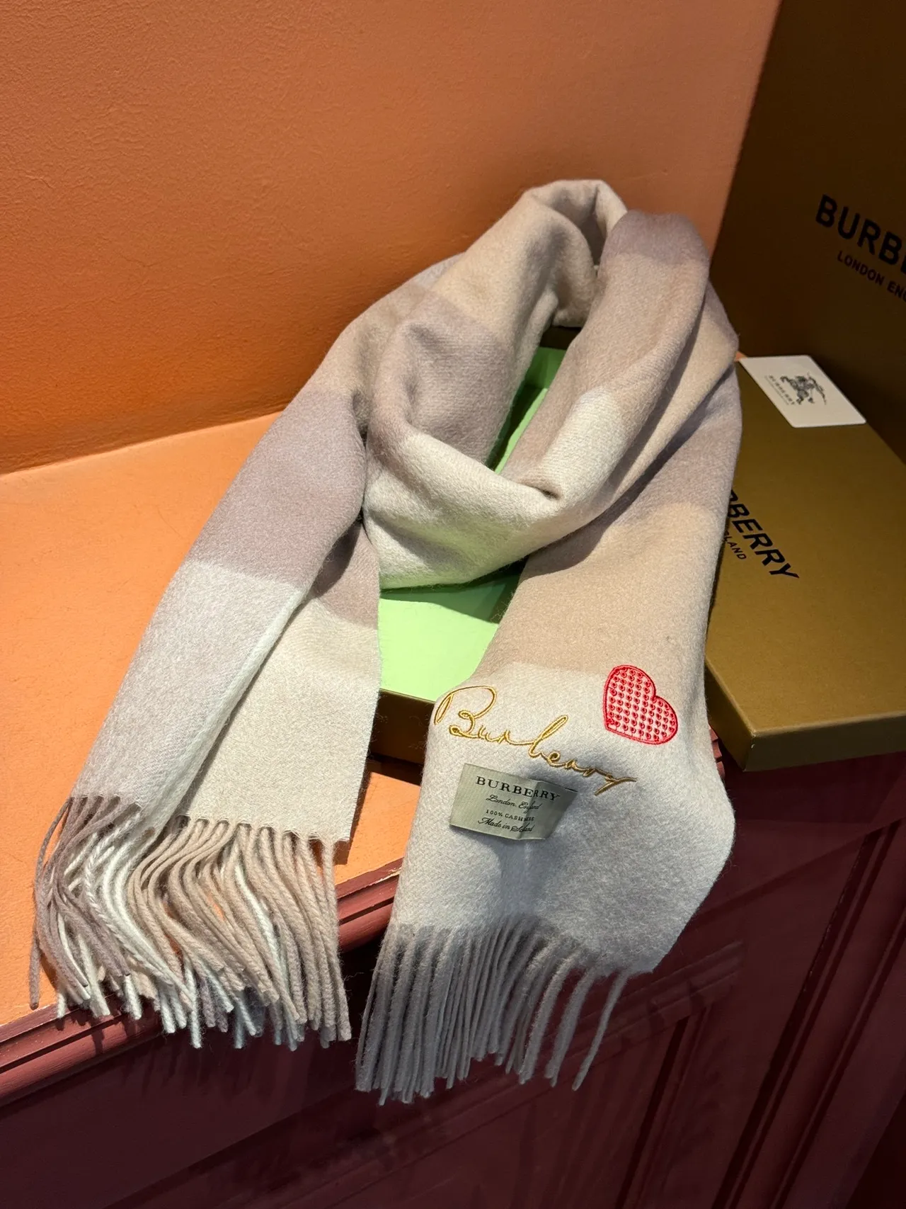 Burberry Écharpe Cachemire Beige Gris Motif à Carreaux Classique Brodé Logo 8