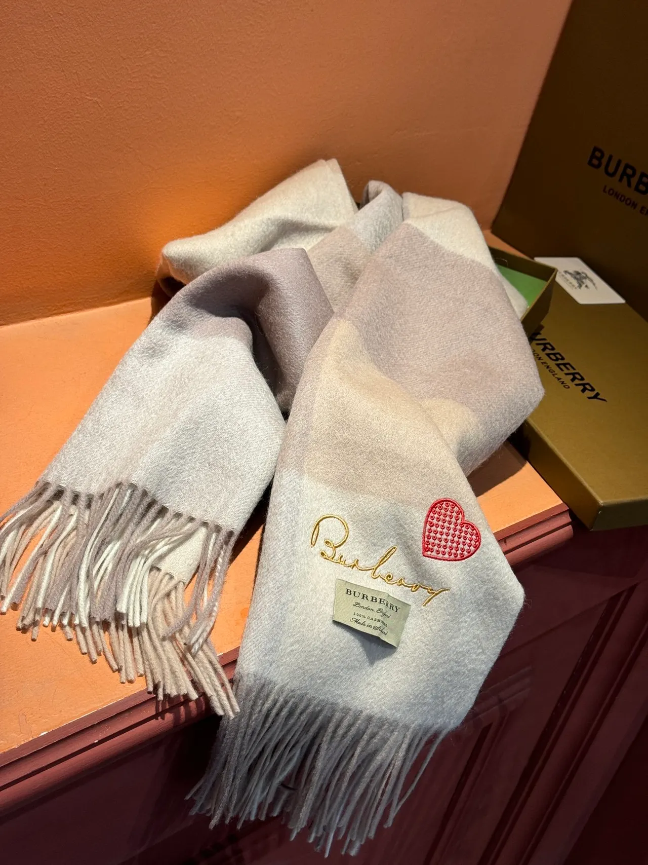 Burberry Écharpe Cachemire Beige Gris Motif à Carreaux Classique Brodé Logo 9