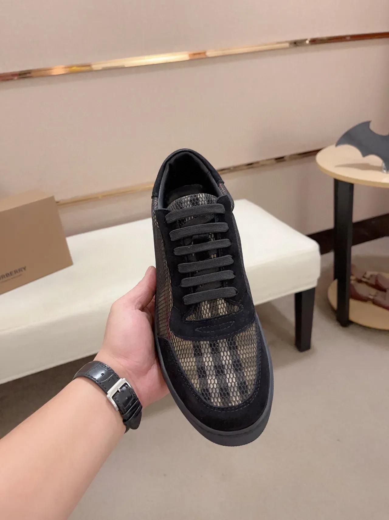 Burberry Tênis Lifestyle Pretos Bege Com Malha Superior e Sobreposições em Suede 2