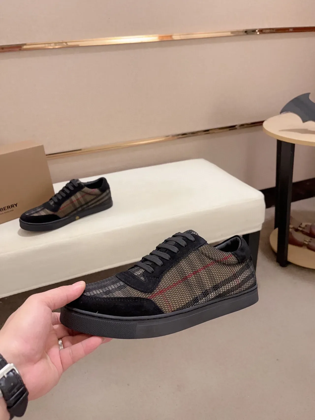 Burberry Tênis Lifestyle Pretos Bege Com Malha Superior e Sobreposições em Suede 3