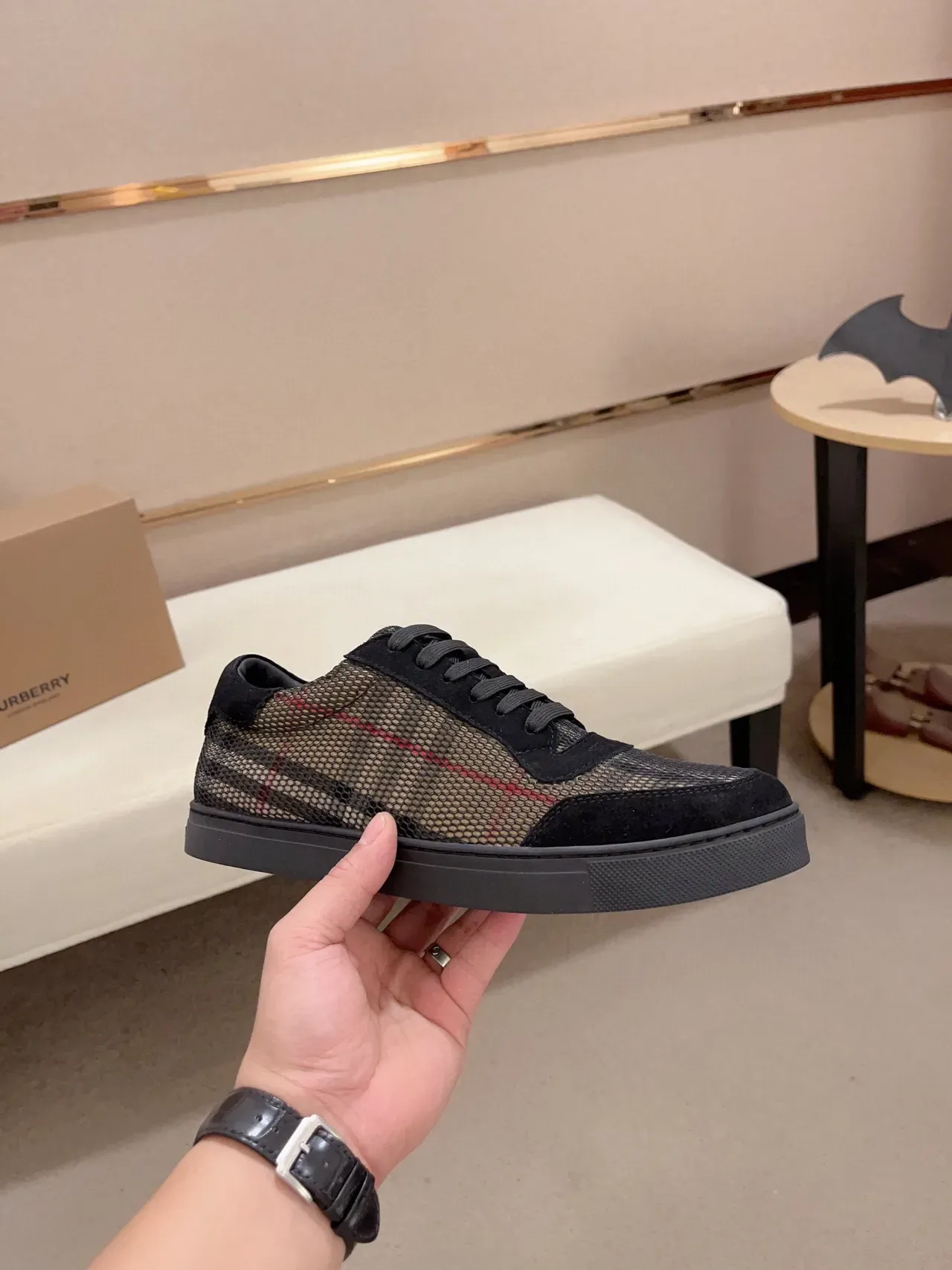 Burberry Tênis Lifestyle Pretos Bege Com Malha Superior e Sobreposições em Suede 4
