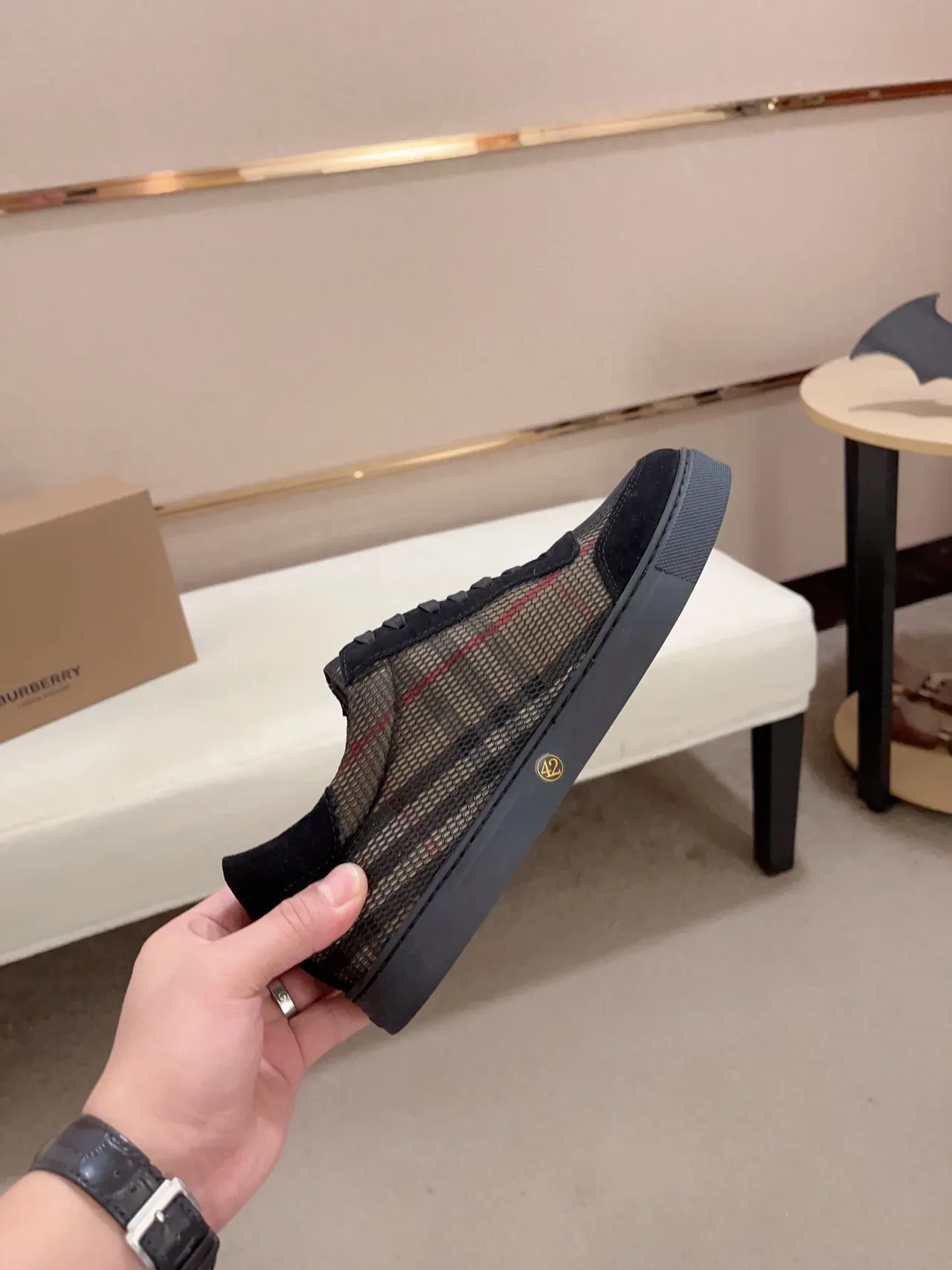 Burberry Tênis Lifestyle Pretos Bege Com Malha Superior e Sobreposições em Suede 5