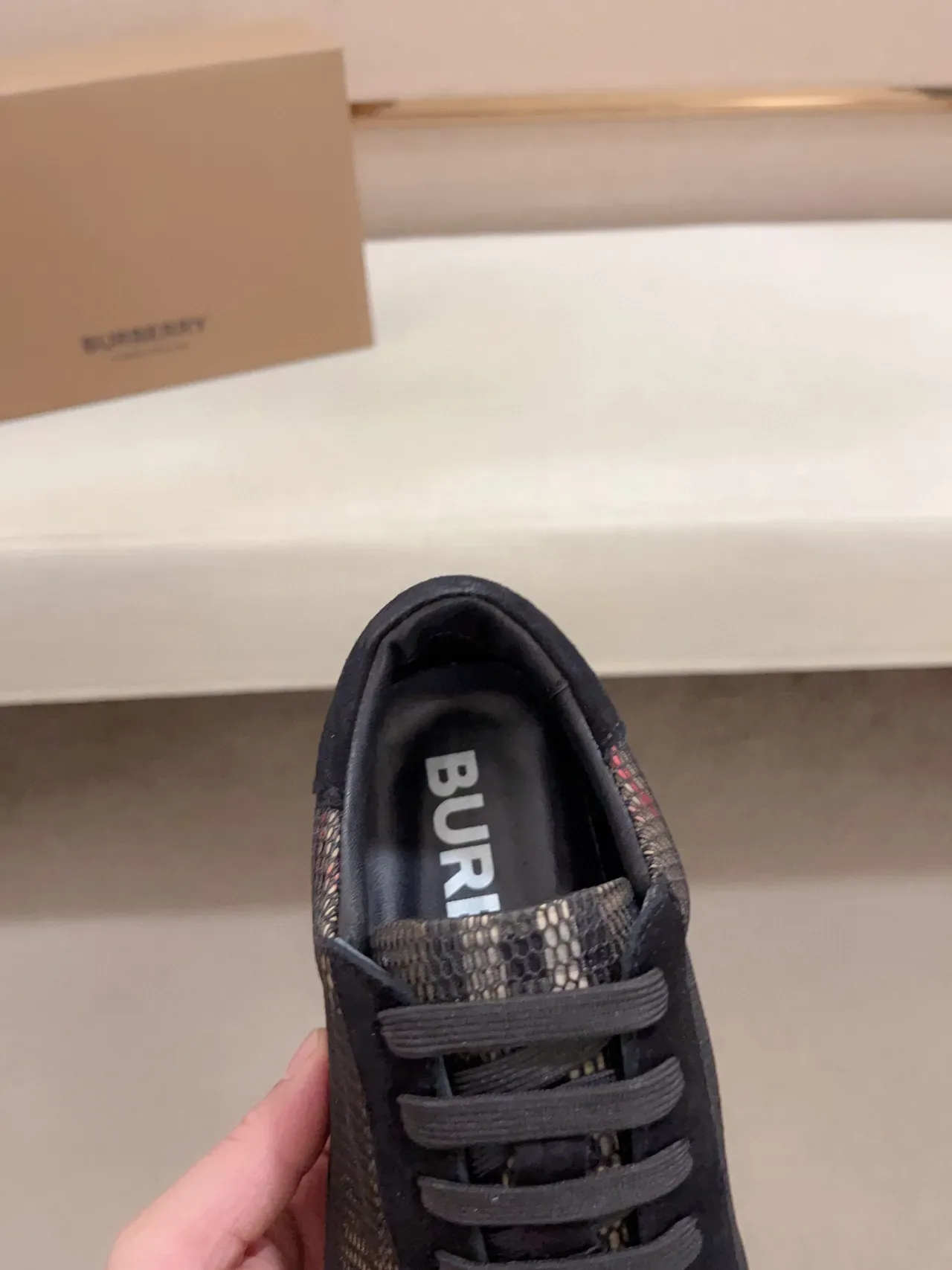 Burberry Tênis Lifestyle Pretos Bege Com Malha Superior e Sobreposições em Suede 6