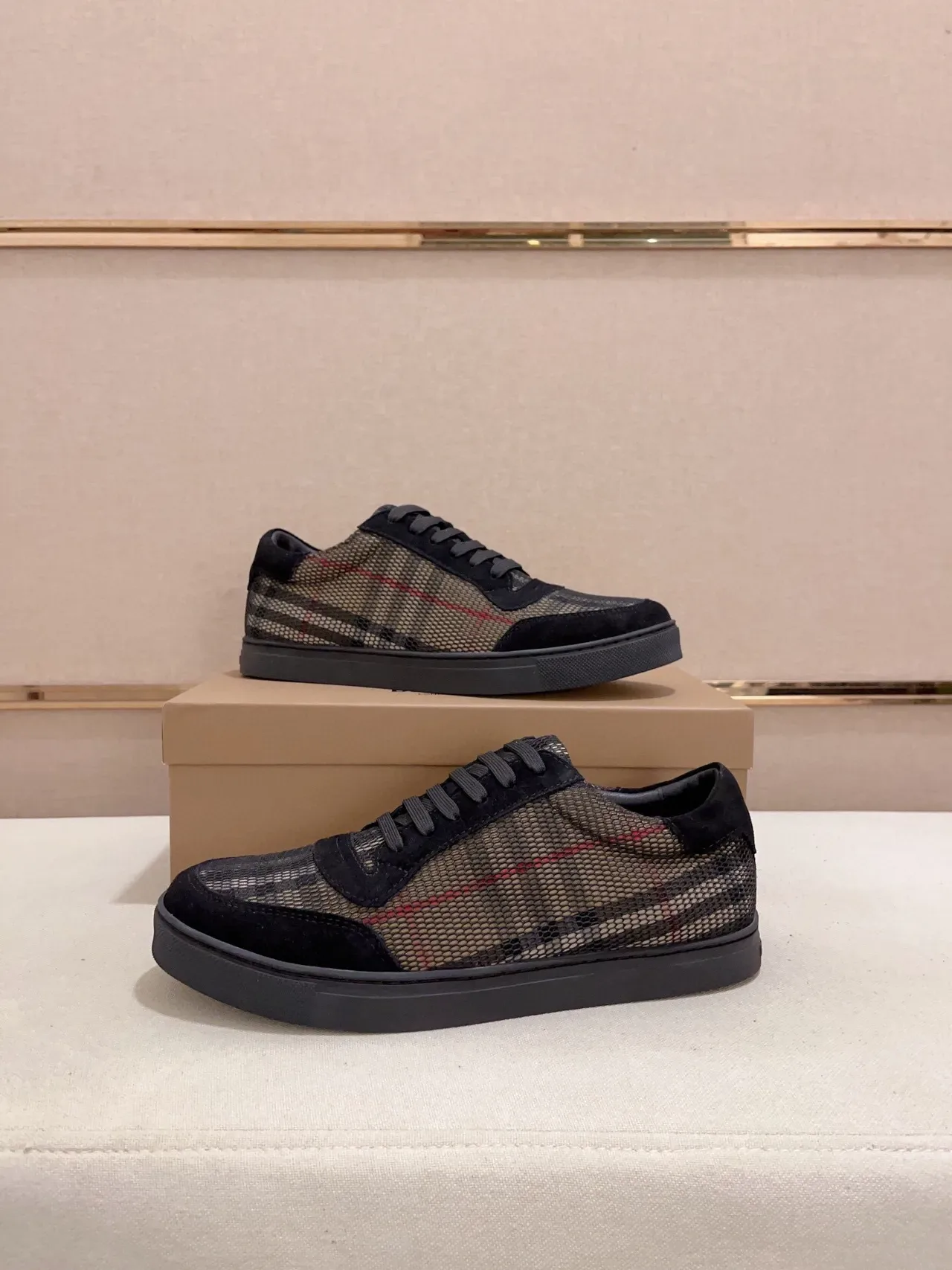 Burberry Tênis Lifestyle Pretos Bege Com Malha Superior e Sobreposições em Suede 7
