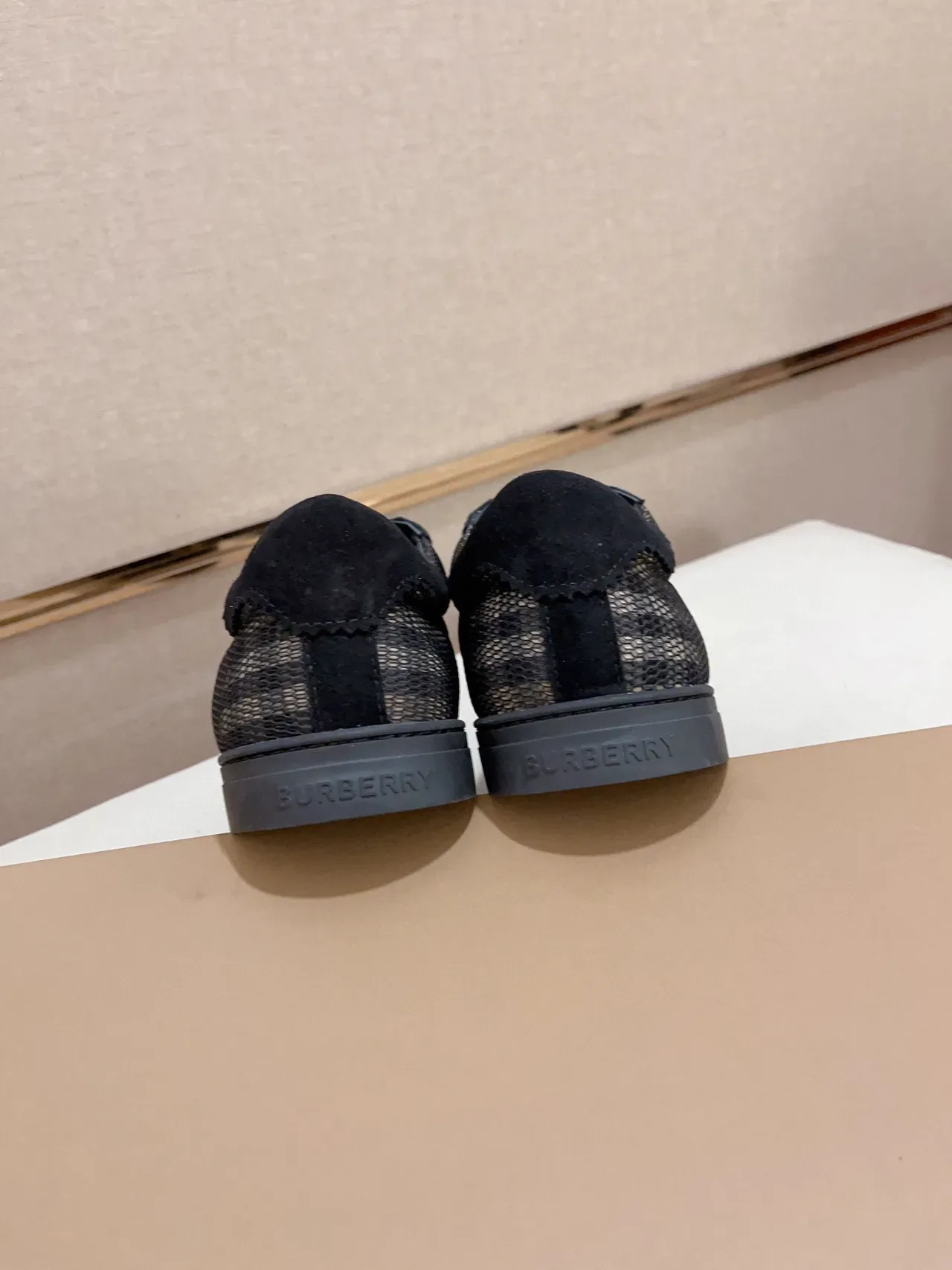 Burberry Tênis Lifestyle Pretos Bege Com Malha Superior e Sobreposições em Suede 8