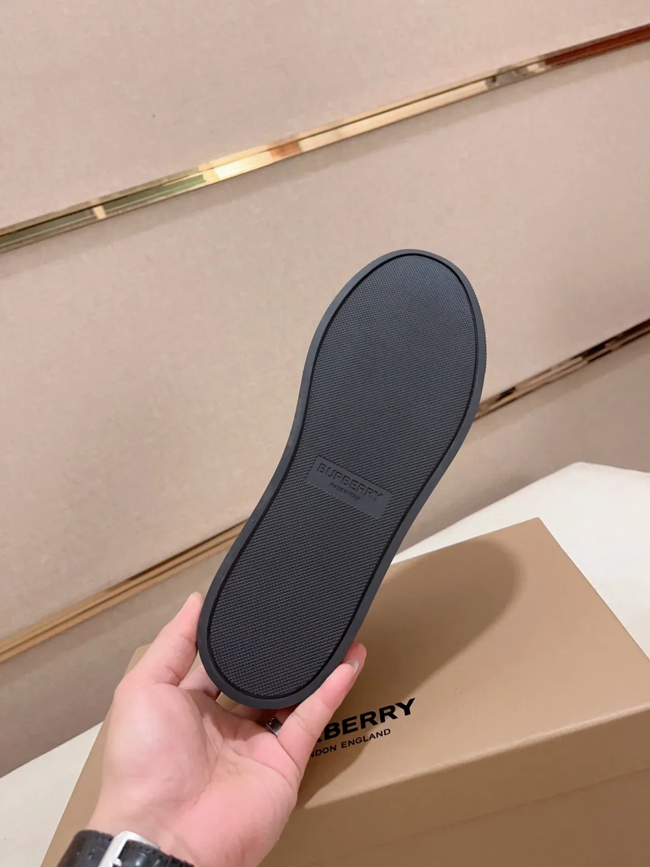 Burberry Tênis Lifestyle Pretos Bege Com Malha Superior e Sobreposições em Suede 9